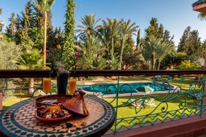 Outdoor dining - Charming villa in the heart of Marrakech palm grove (Marrakech)