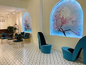 TV màn hình phẳng 32-inch có truyền hình cáp, TV