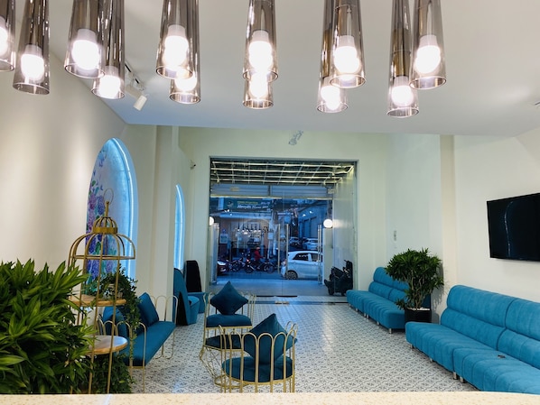 TV màn hình phẳng 32-inch có truyền hình cáp, TV