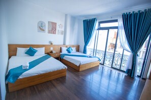 Deluxe Family Room, Balcony | Minibar, két bảo mật tại phòng, bàn, màn/rèm cản sáng 