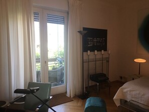 Apartemen Deluks, akses difabel | 2 kamar tidur dan dilengkapi dengan perabotan berbeda-beda