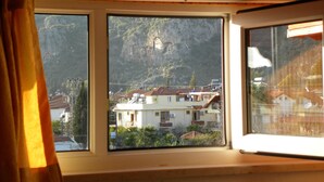 A room with a view of a mountain and buildings. - Ada Apart Hotel (Ortaca)