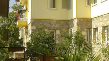 Vista frontal de la propiedad