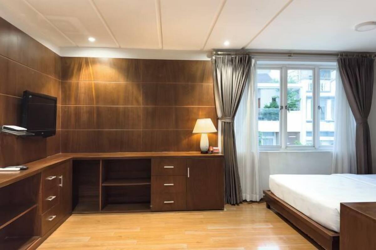 1 dormitorio, minibar, caja fuerte y escritorio