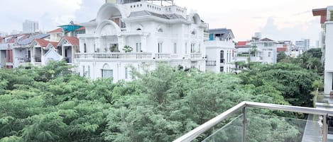 Chambre, balcon (Suite) | Vue sur le jardin