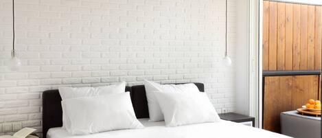 أغطية فراش متميزة وخزنة داخل الغرفة ومكتب وتجهيزات عازلة للصوت