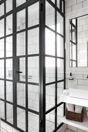 Loft | Baño | Regadera, amenidades de baño gratuitas, secadora de cabello, toallas 