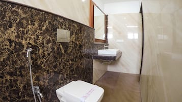 Deluxe-Doppel- oder -Zweibettzimmer | Badezimmer | Dusche, Handtücher
