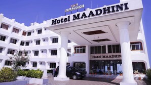Hotel Maadhhini with a prominent entrance, multiple floors, and a clear sky. - Hotel Maadhini (Nagercoil)