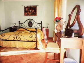 Minibar, in-room safe, desk, iron/ironing board