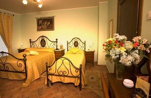 Trippelrum | Minibar, värdeförvaringsskåp på rummet och skrivbord