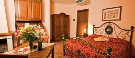 Studio, 1 Queen Bed, Fireplace | Minibar, in-room safe, desk, iron/ironing board