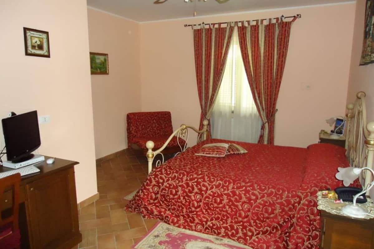 Double Room, Non Smoking | Minibar, in-room safe, desk, iron/ironing board (on request)