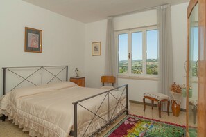 2 bedrooms, individually furnished, desk, iron/ironing board - Lucrezia e Cesare Borgia (Serrapetrona)