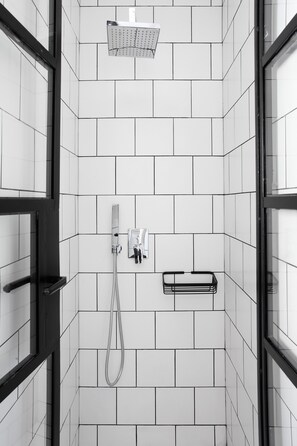 غرفة علوية | الدش داخل الحمام