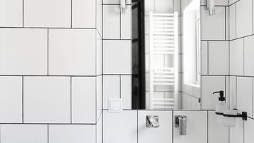 Loft | Bathroom | Shower, free toiletries, hair dryer, towels