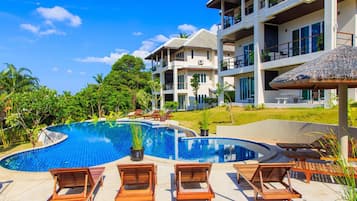 Außenpool, geöffnet von 06:00 Uhr bis 22:00 Uhr, Liegestühle