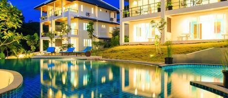 Kolam renang outdoor, dengan kursi berjemur