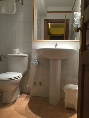 Regadera, amenidades de baño gratuitas, toallas