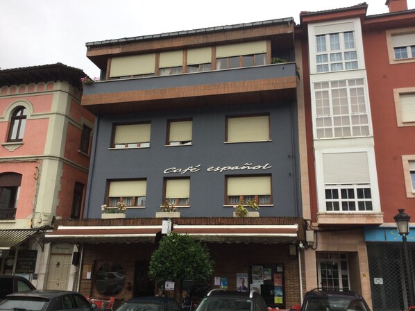 Vista frontal de la propiedad