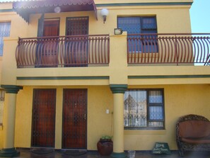 Phòng đôi hoặc 2 giường đơn tiện nghi đơn giản, 1 phòng ngủ | Hiên