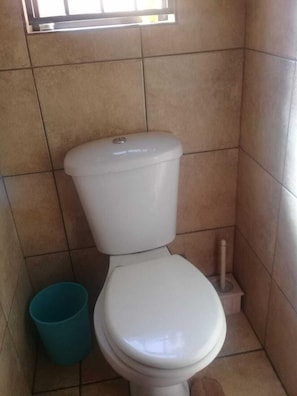 Phòng đôi hoặc 2 giường đơn tiện nghi đơn giản, 1 phòng ngủ | Phòng tắm | Buồng tắm vòi sen, đồ dùng nhà tắm miễn phí, khăn tắm