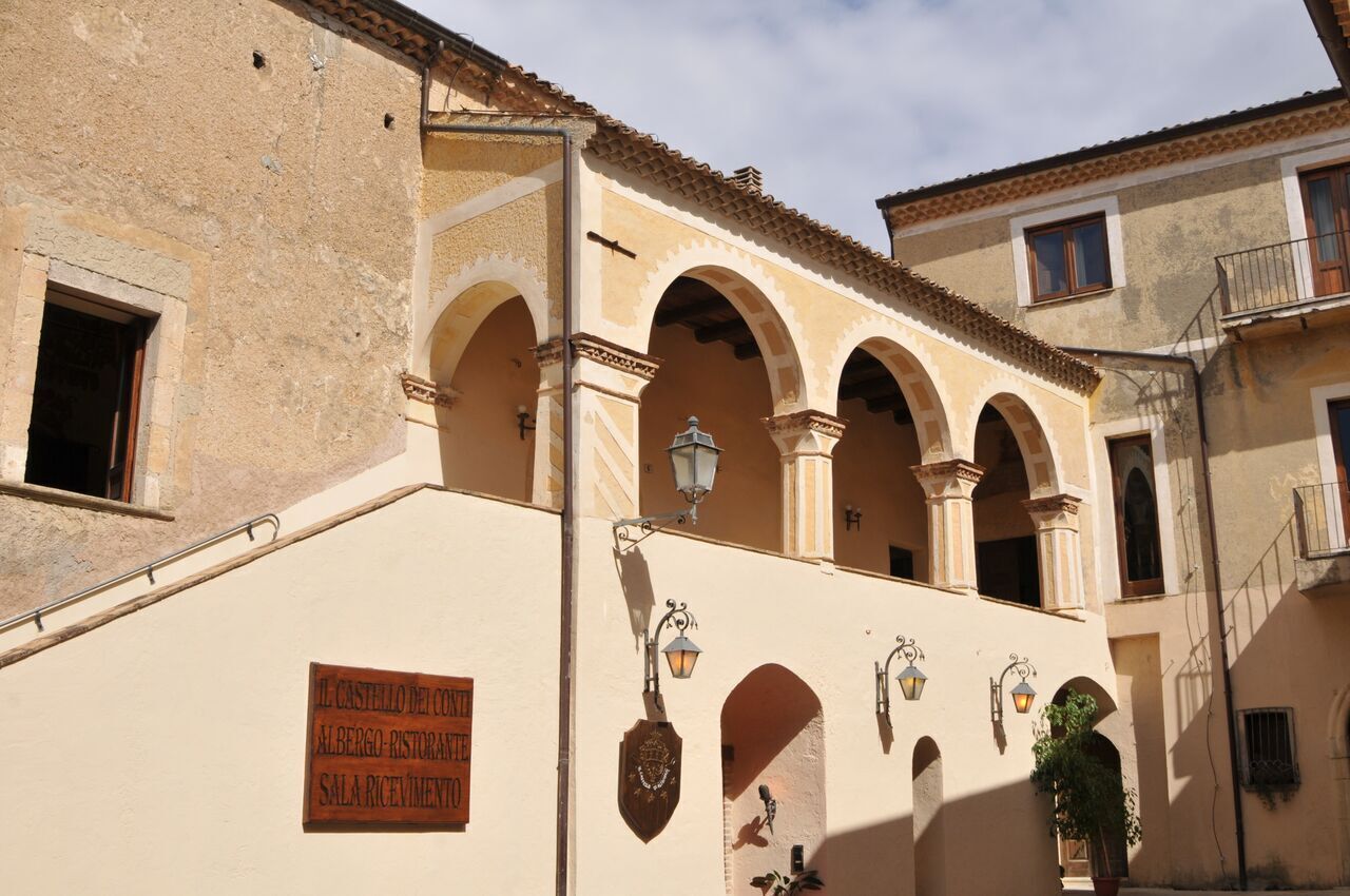 Un edificio con finestre ad arco e un cartello che indica un ristorante.