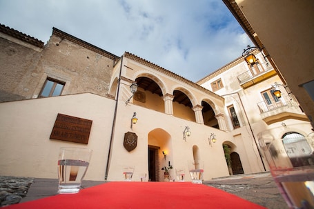 Entrada de la propiedad. Castello di Altomonte
