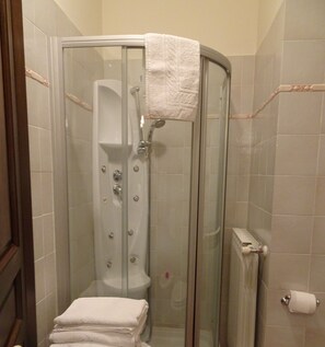 Deluxe Double Room | Bathroom | Shower, hair dryer, bathrobes, slippers - Castello di Altomonte (Altomonte)
