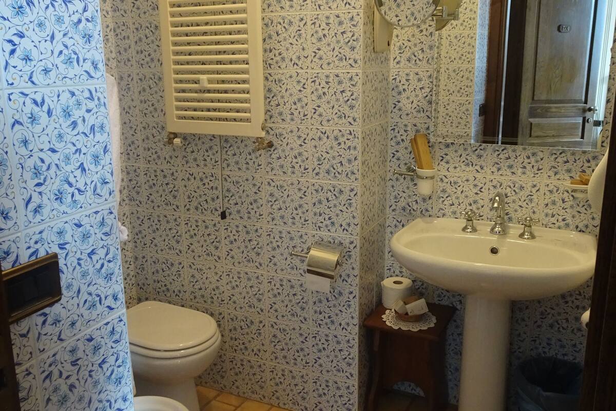 double room, 1 queen bed, balcony, city view (103) | bathroom | shower, hair dryer, bathrobes, slippers