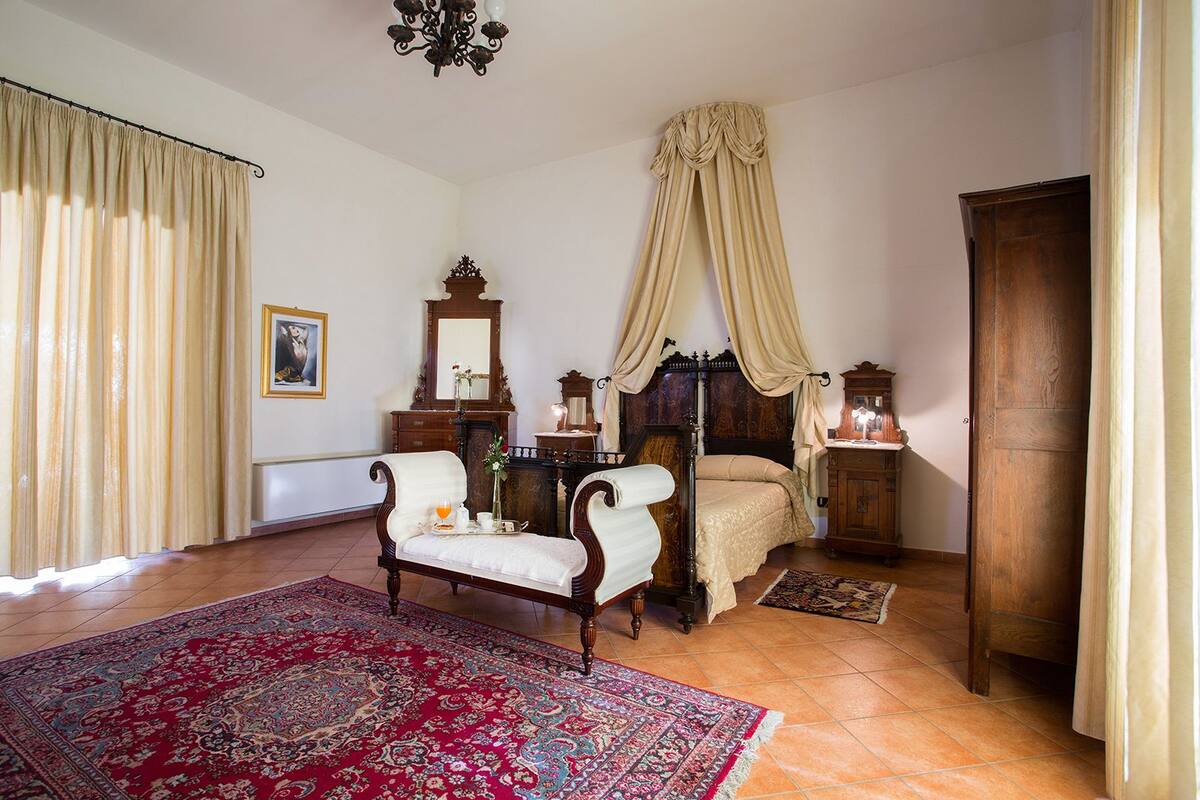 Studio Suite, Hot Tub | Minibar, in-room safe, desk, laptop workspace