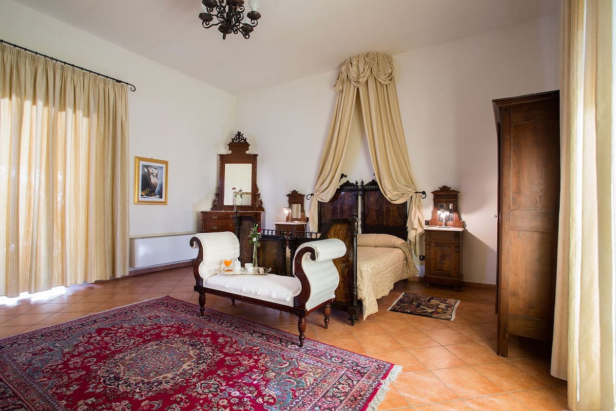 Studio Suite, Hot Tub | Minibar, in-room safe, desk, laptop workspace