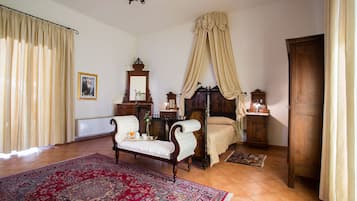 Studio Suite, Hot Tub | Minibar, in-room safe, desk, laptop workspace