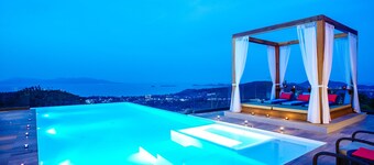 ラグジュアリー ヴィラ クリスタル ブルー