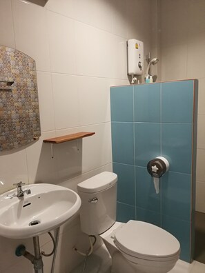Habitación estándar doble | Baño | Ducha y artículos de higiene personal gratuitos