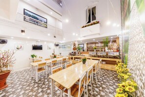 供应早餐，本地与国际菜