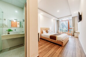 Queen room with city view | Quang cảnh từ phòng