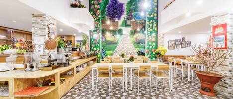 Menyajikan hidangan lokal dan internasional