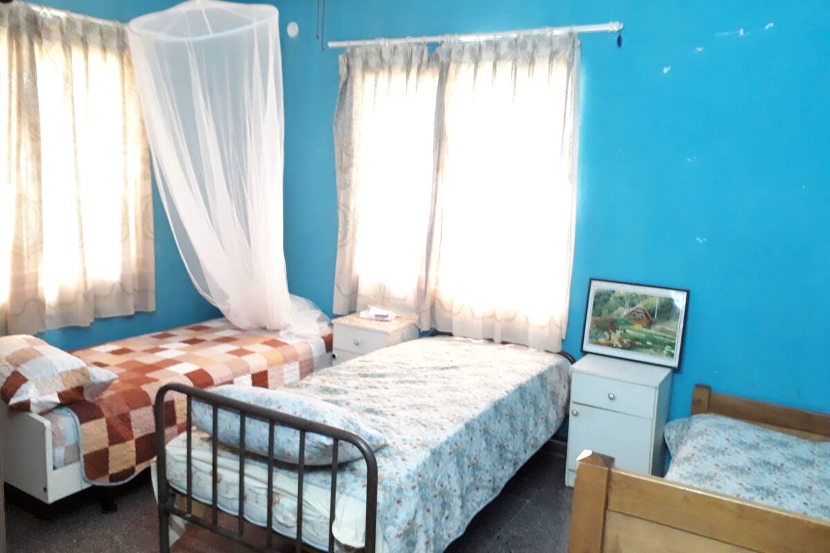 이코노미 트리플룸, 공용 욕실 | 각각 다른 스타일의 인테리어, 각각 다르게 가구 비치, 무료 WiFi, 침대 시트