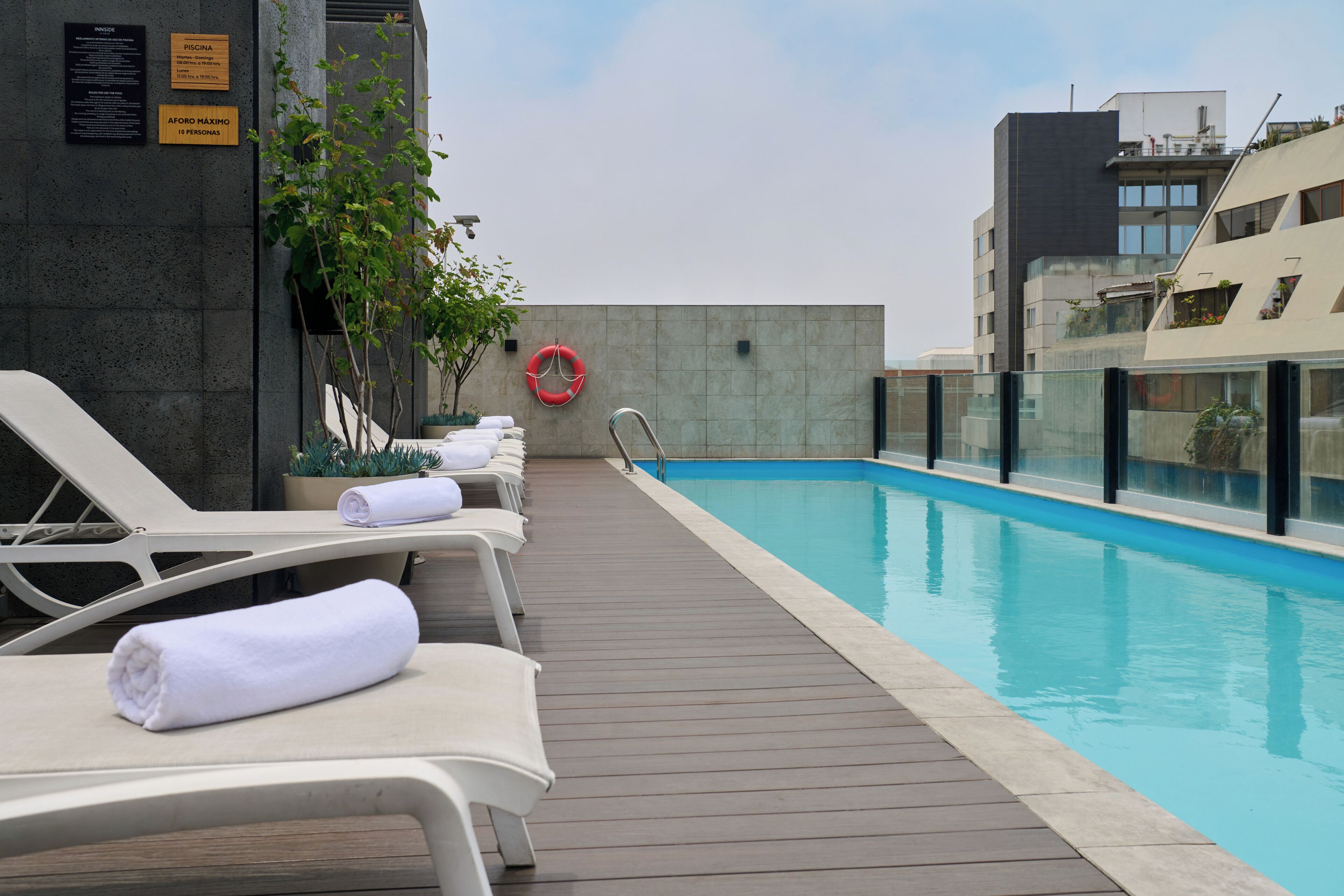 室外游泳池，  池畔遮阳伞，日光浴躺椅