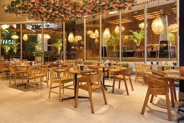 Breakfast, lunch, dinner served; Peruvian cuisine