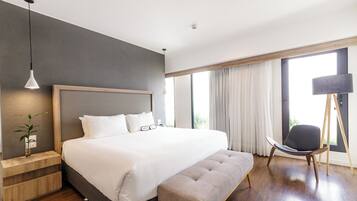 1 bedroom, Egyptian cotton sheets, premium bedding, down comforters