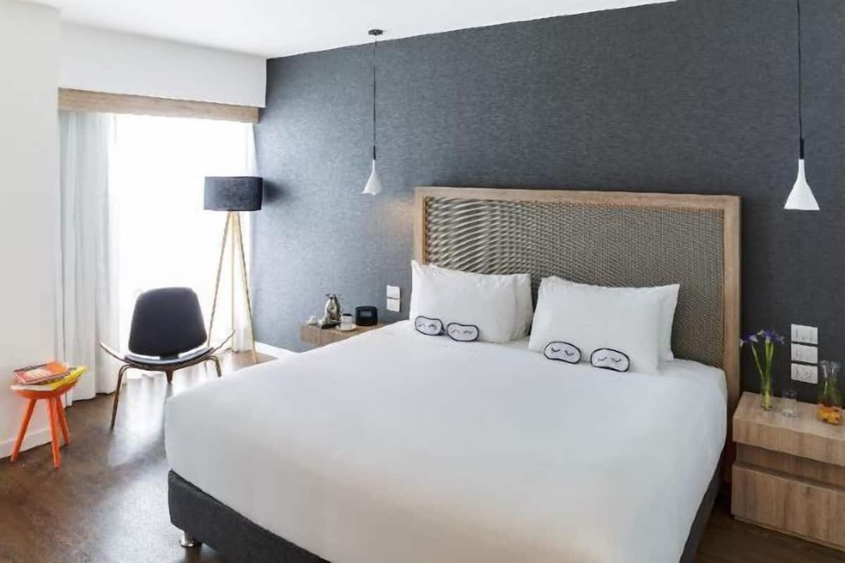 1 bedroom, Egyptian cotton sheets, premium bedding, down comforters