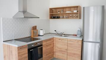 Fridge, oven, stovetop, electric kettle