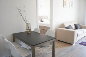 Premium-huoneisto, 1 makuuhuone, keittiö | Oleskelualue | Televisio