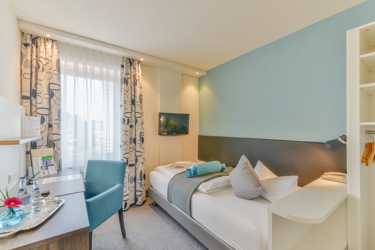 Kamar Single Basic | Meja kerja, tirai kedap cahaya, Wi-Fi gratis, dan seprai linen
