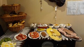 每日供應自助早餐 (每人 PLN50)