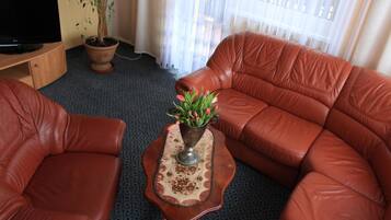 Deluxe Apartment, Multiple Beds, Non Smoking | Desk, free WiFi, bed sheets