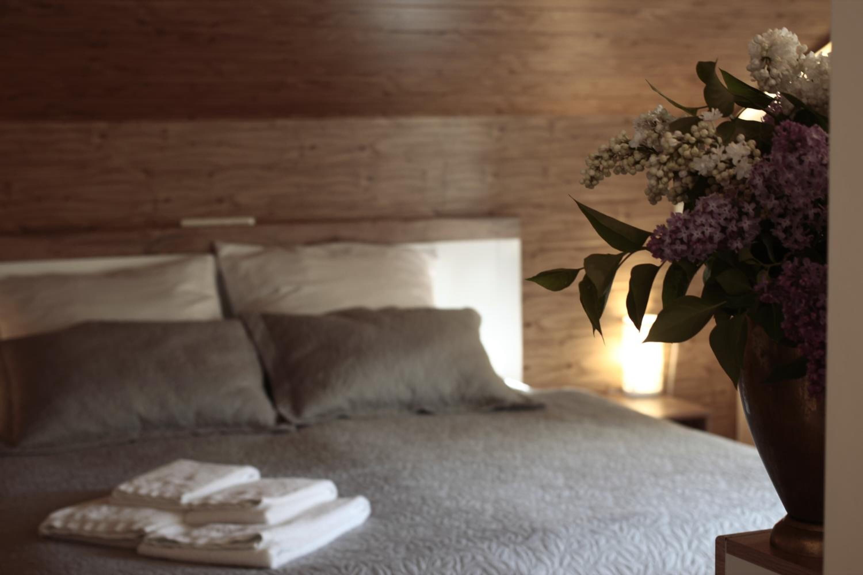 Bàn, truy cập Internet không dây miễn phí, bộ trải giường 