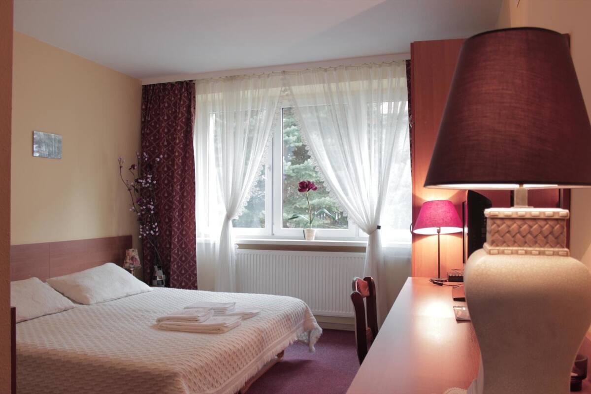 Kamer, 1 twee- of 2 eenpersoonsbedden, niet-roken | 1 slaapkamer, een bureau, gratis wifi, beddengoed